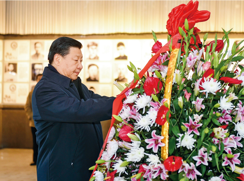 　　2016年2月1日至3日，中共中央总书记、国家主席、中央军委主席习近平来到江西，看望慰问广大干部群众和驻赣部队。这是2月2日，习近平在井冈山革命烈士陵园向革命烈士敬献花篮。 新华社记者 谢环驰/摄