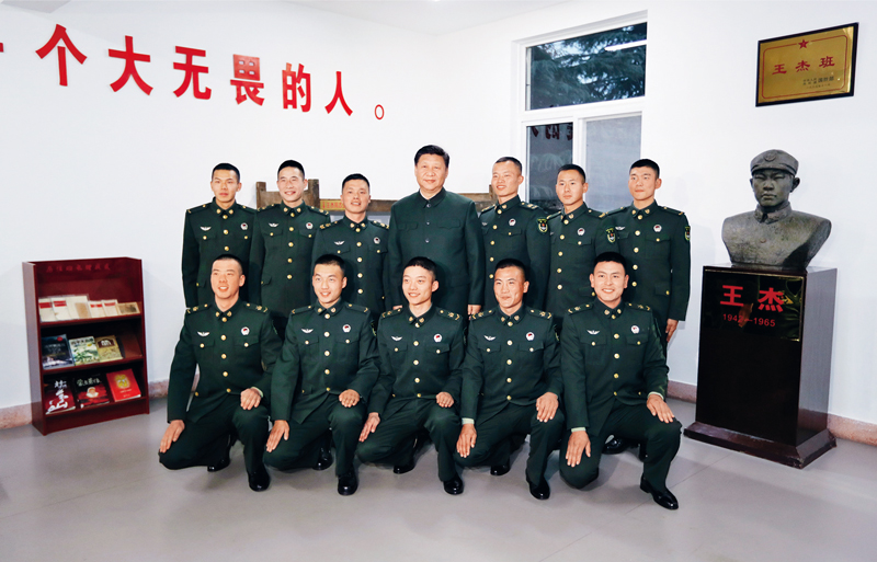 　　2017年12月13日，中共中央总书记、国家主席、中央军委主席习近平到第71集团军视察。这是习近平同“王杰班”战士合影。 新华社记者 李刚/摄