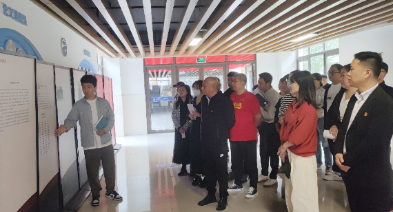 图书馆第二党支部与白杨街道东保社区党支部举行党建联建签约仪式